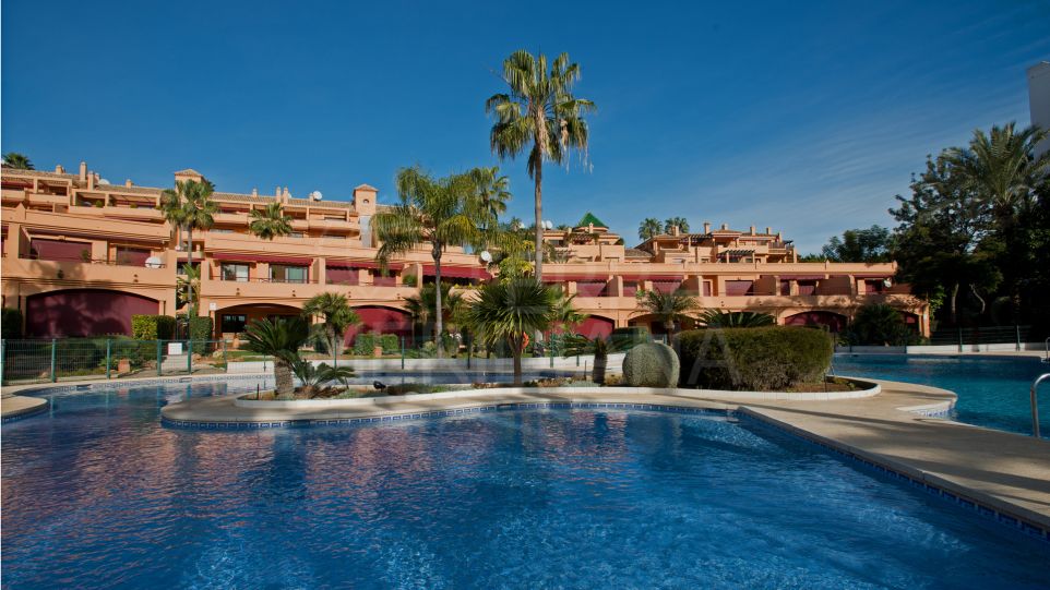 Lujosa casa adosada en primera línea de playa para alquiler vacacional en Riviera Andaluza, Estepona