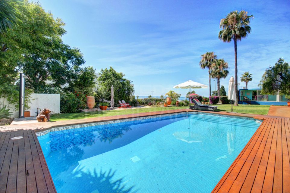Jolie villa classique de style méditerranéen sur un grand terrain avec d'excellentes vues sur la mer à vendre à Selwo, Estepona