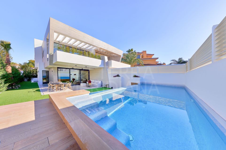 Villa de lujo de nueva construcción de estilo contemporáneo con 3 dormitorios en venta en la bahía de Banús, Marbella