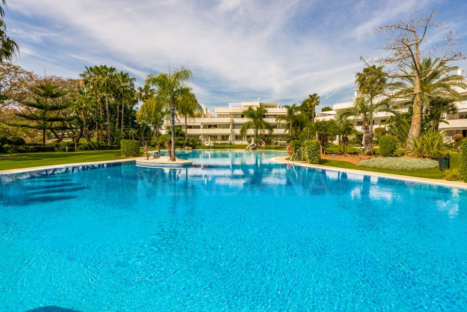 Beautiful and luxurious 2 bedroom apartment for sale in Los Granados Golf, Nueva Andalucia