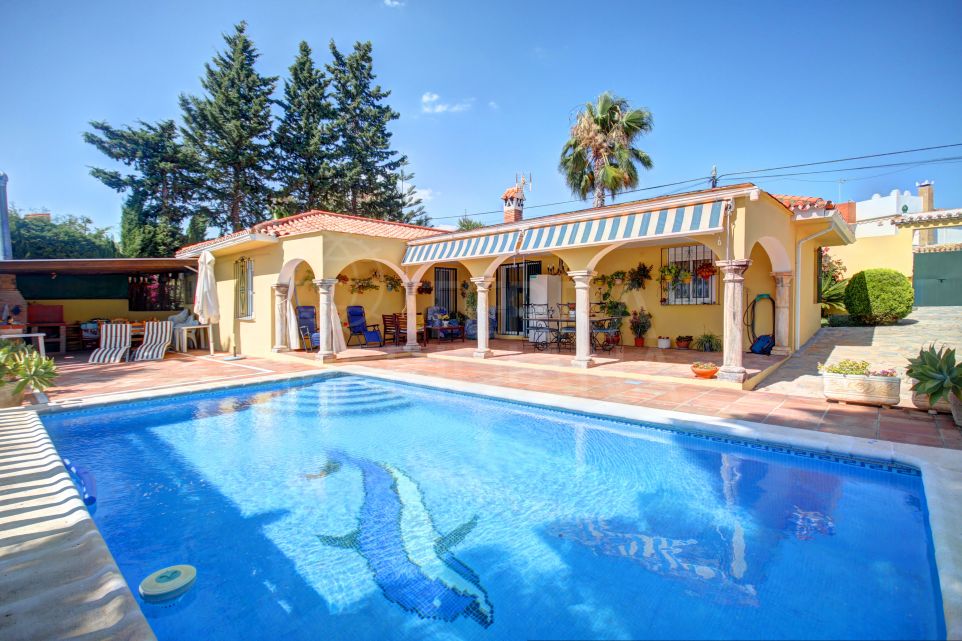 Classic style Andalusian country house with private pool for sale in El Padrón, Estepona