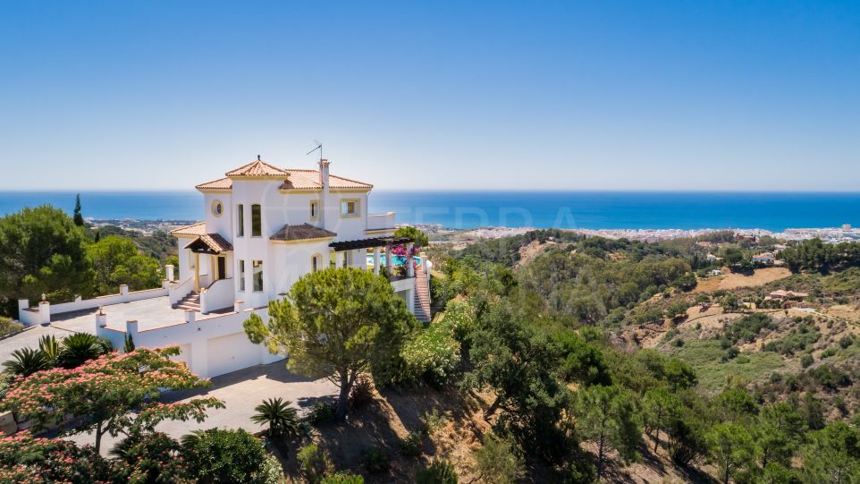 Villa con magníficas vistas al mar y al campo en venta en Los Reales, Sierra Estepona