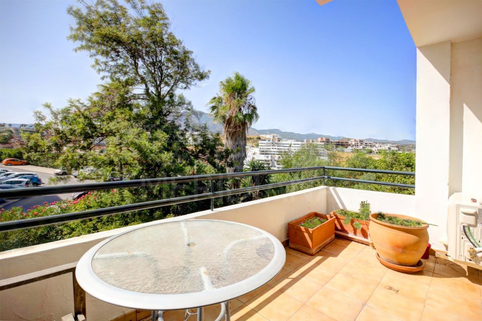 Penthouse for sale in Seghers, with partial sea and mountain views in Estepona