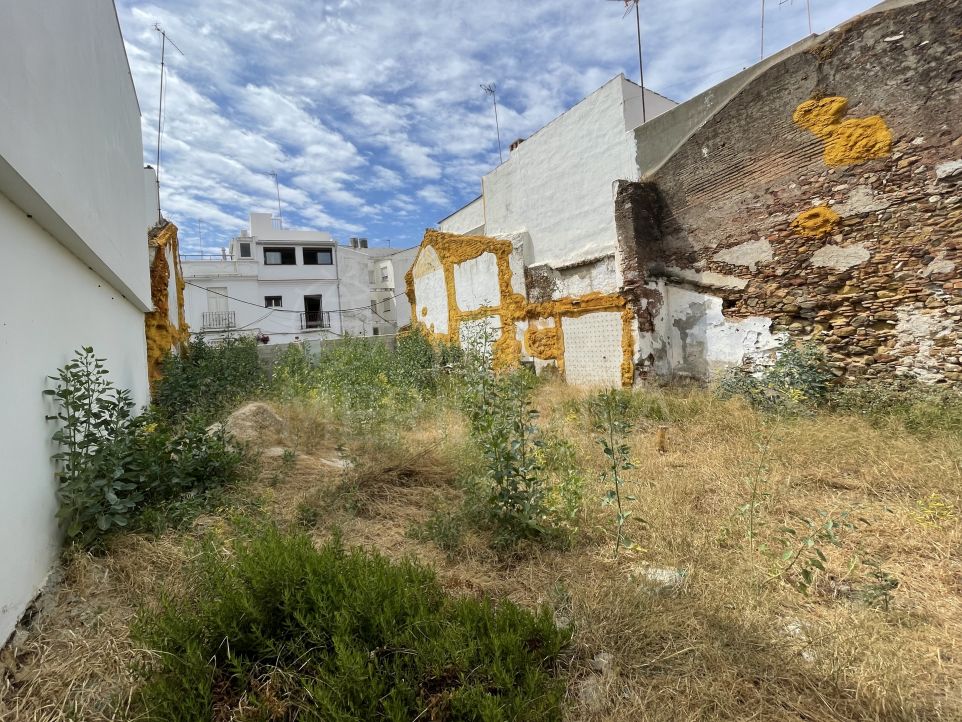 Large plot for sale in the old town of Estepona