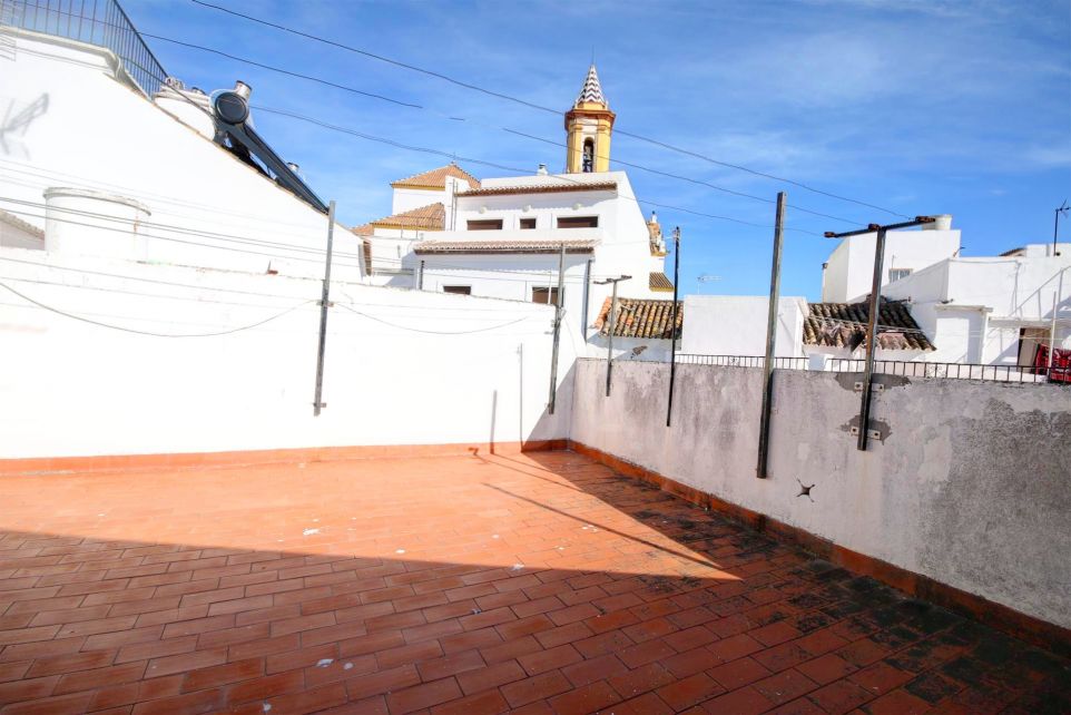 Grande maison de ville à vendre dans la vieille ville d'Estepona, avec terrasse solarium ensoleillée