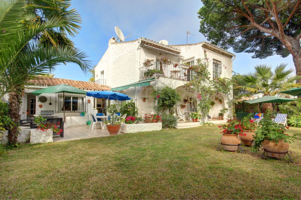 Villa de estilo mediterráneo en venta en Benamara, Nueva Milla de Oro Estepona