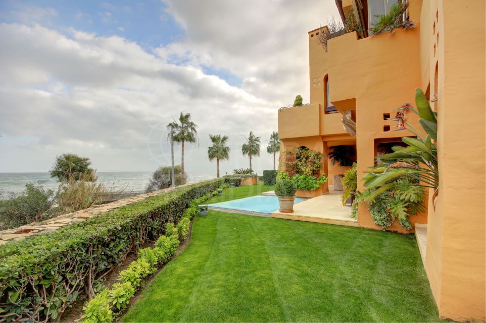 Luxury front-line beach 3-bedroom apartment for sale in Los Granados del Mar, Estepona