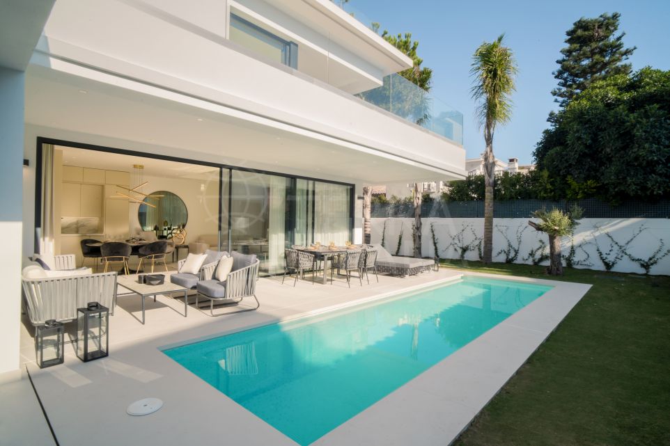 Villa a estrenar en la playa en venta en Rio Verde, Marbella Milla de Oro