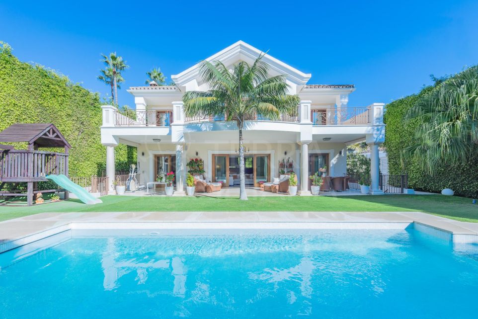 Villa de lujo junto a la playa en venta en Casablanca, Marbella Milla de Oro