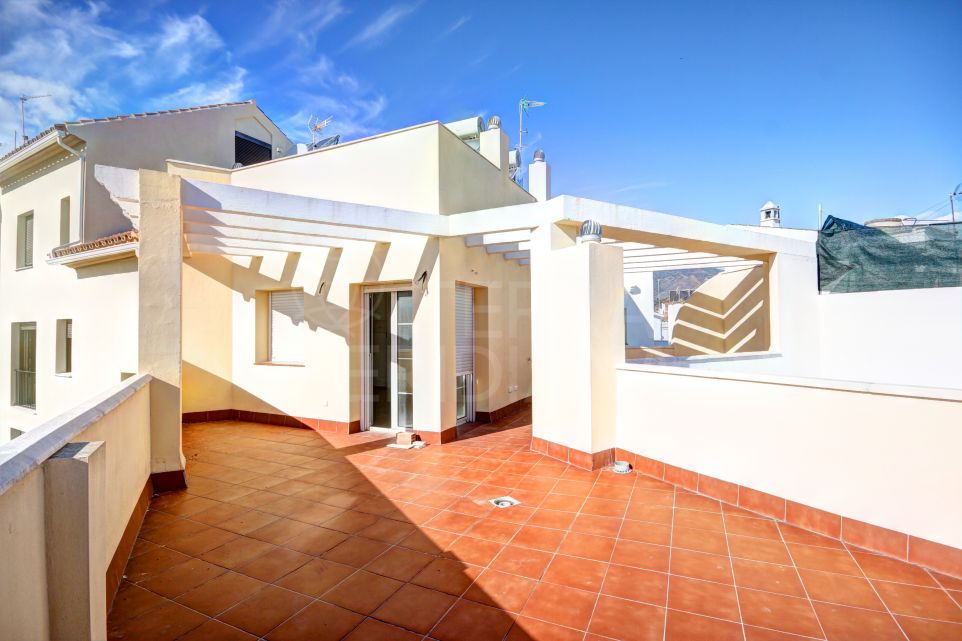 Building with 5 apartments for sale in the old town of Estepona, 50 meters from the beach