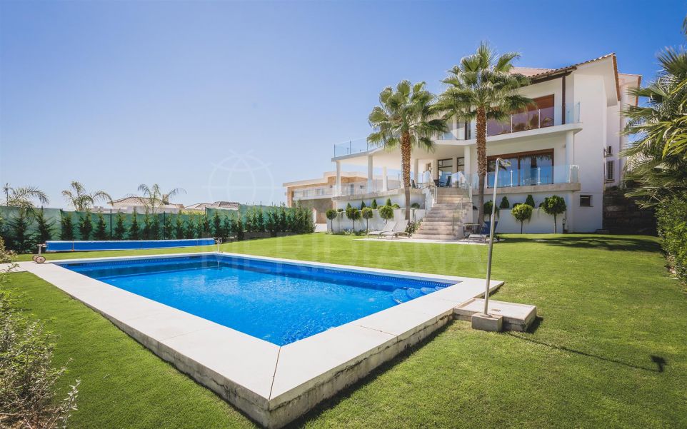 Villa de lujo de 5 dormitorios con las más increíbles vistas al golf en venta en Los Flamingos, Benahavís