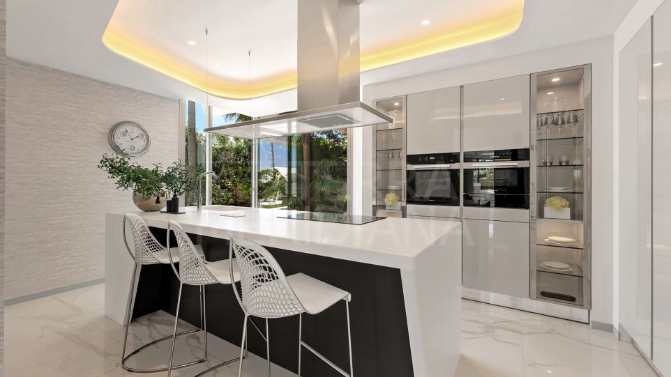 Villa contemporaine neuve à vendre à Los Monteros Playa, Marbella Est