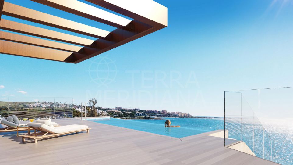 Ático dúplex en primera línea de playa con piscina privada en venta en The Sapphire, Playa de Guadalobón, Estepona