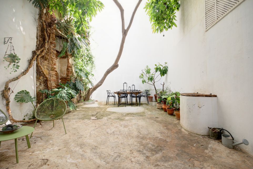 Preciosa casa mata en venta en el casco antiguo de Estepona, con patio grande