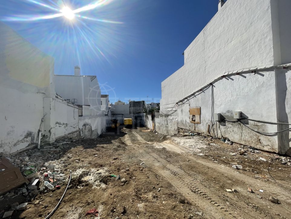 Plot with license for a townhouse with pool, garage and garden for sale in the old town of Estepona