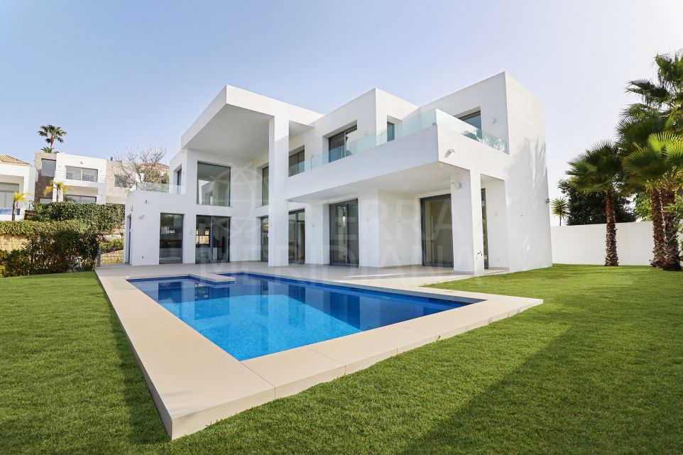 Nouvelle villa contemporaine de luxe avec vue imprenable sur la mer et le golf à vendre à Puerto del Capitan, Benahavis