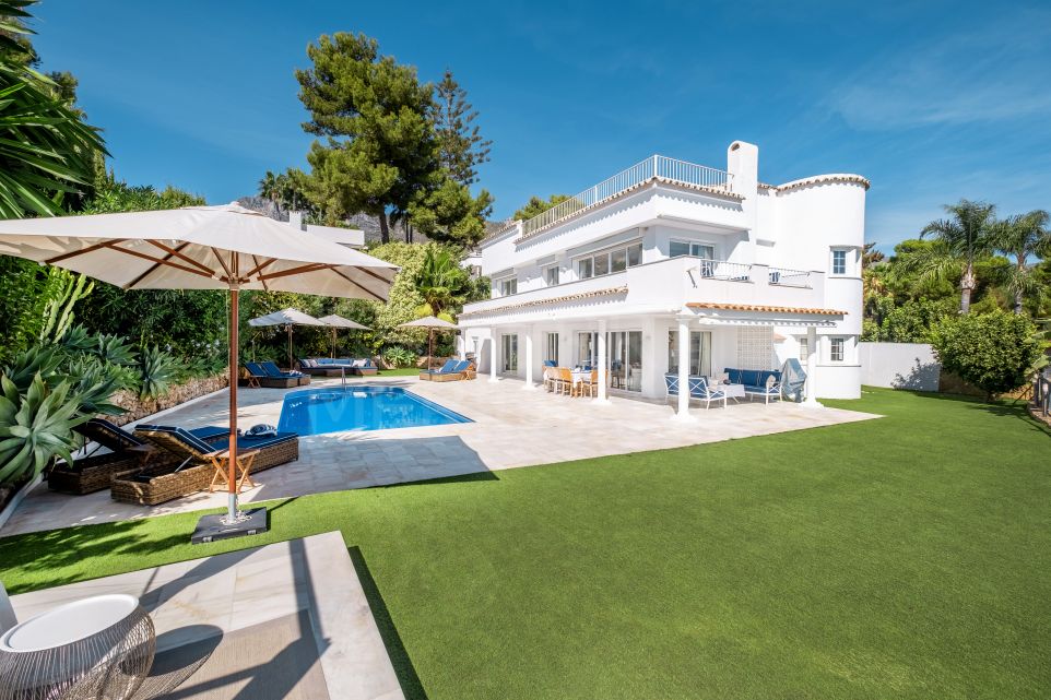 Villa reformada con gran terraza en la azotea en venta en el exclusivo barrio de Altos Reales, Milla de Oro de Marbella