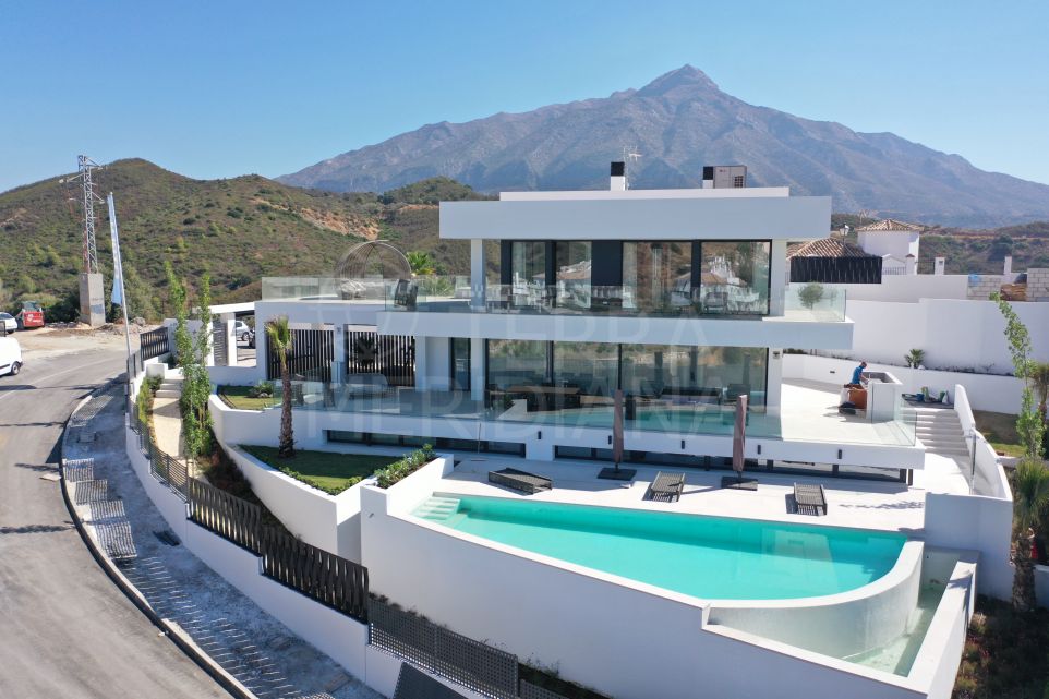 Nueva villa de lujo de 4 dormitorios en una parcela elevada en venta en Nueva Andalucía, Marbella