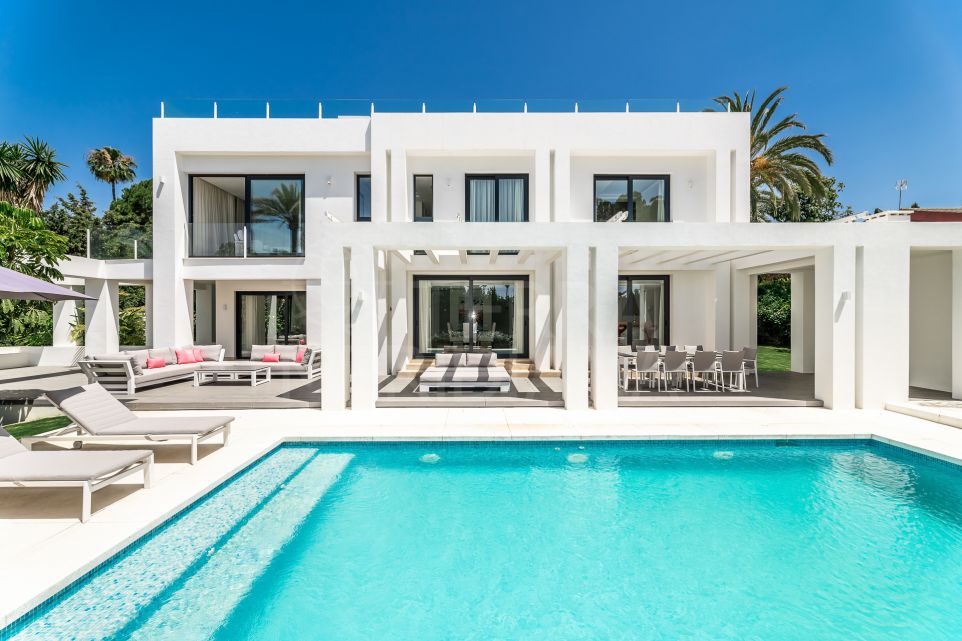 Nueva villa de 4 dormitorios construida a medida con gran atención al detalle en venta en la Milla de Oro de Marbella