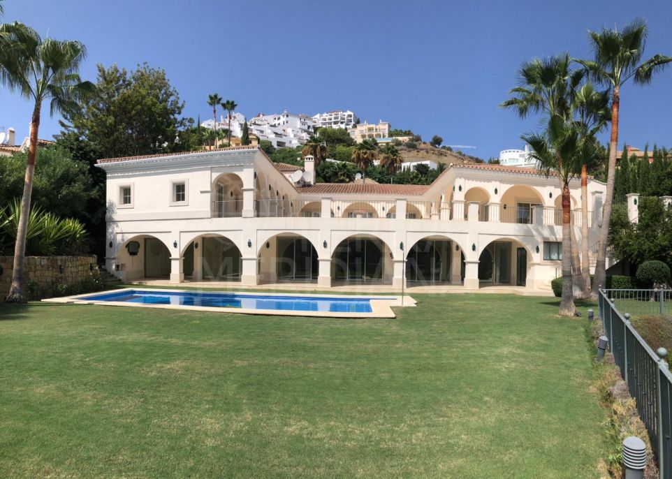Stunning architectural front line golf villa with far-reaching views for sale in Los Arqueros, Benahavis