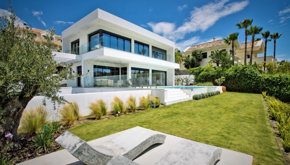 Modern-yet-warm front line golf 5 bedroom villa with gym for sale in La Alqueria, Benahavis