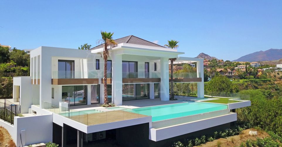 Nueva villa de lujo en un entorno incomparable con vistas al mar en venta en Los Flamingos Golf, Benahavis