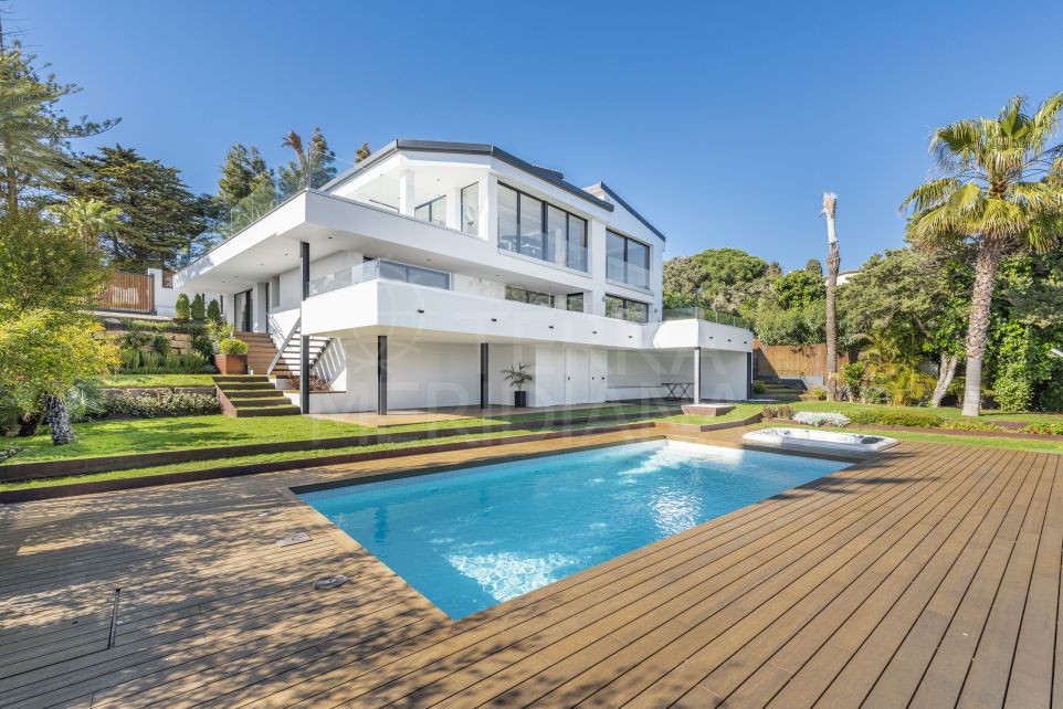 Nueva villa junto a la playa con vistas al mar y piscina climatizada en venta en Carib Playa, Marbella Este