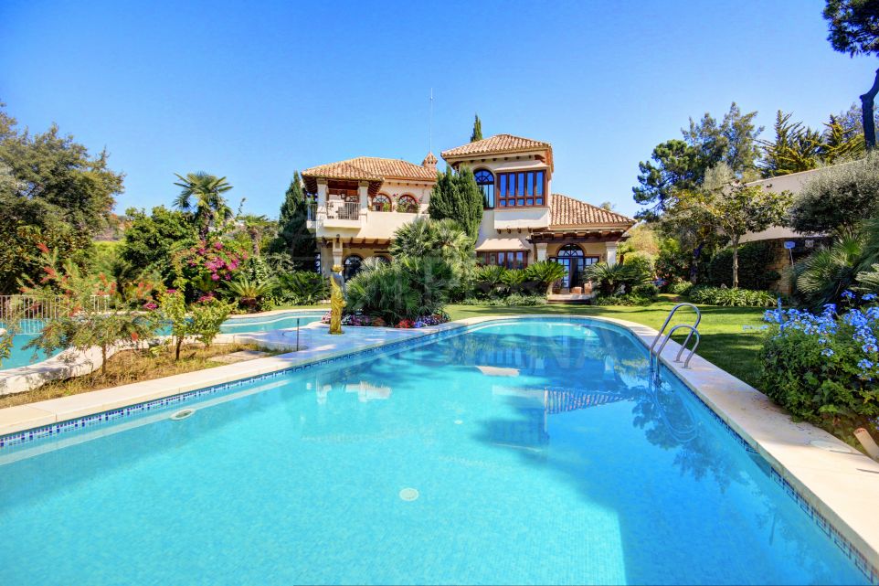 Exquise villa de luxe avec maison d'amis sur un terrain de golf en première ligne à vendre à La Zagaleta, Benahavis.