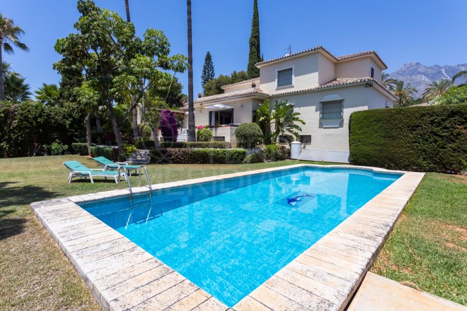 Perfectamente ubicada villa de 7 dormitorios en venta en Rocio de Nagüeles, Milla de Oro de Marbella