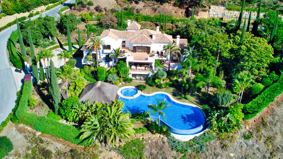 Extraordinary 5 bedroom villa with an elegant interior for sale in prime La Zagaleta, Benahavis