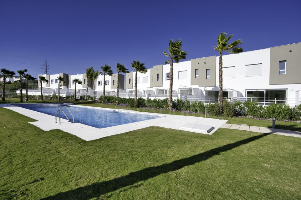 Fantastique toute nouvelle maison de ville de 3 chambres à vendre à Green Golf, Estepona Golf, Estepona