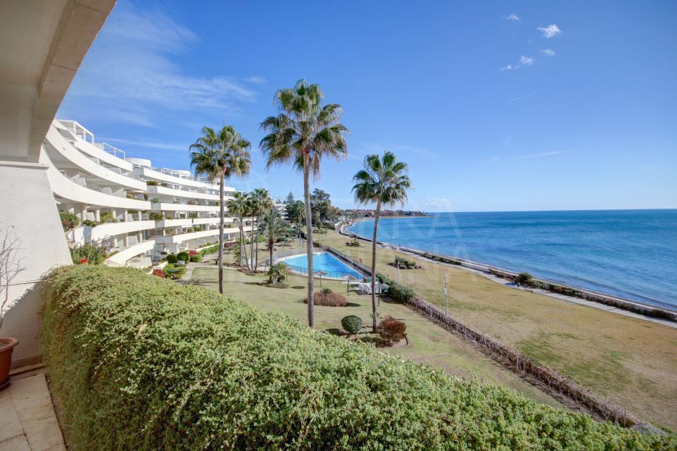 Superbe appartement de luxe de 4 chambres en première ligne de plage à vendre dans le nouveau Golden Mile d'Estepona.