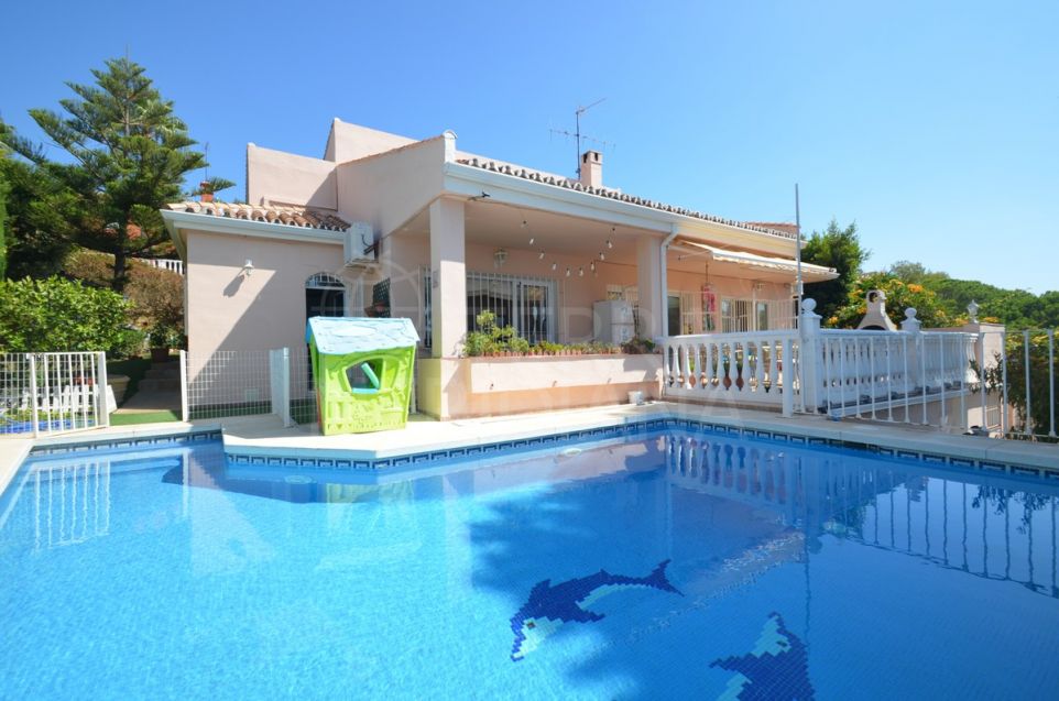 Detached villa with 4 bedrooms and panoramic sea views for sale in Seghers, Estepona