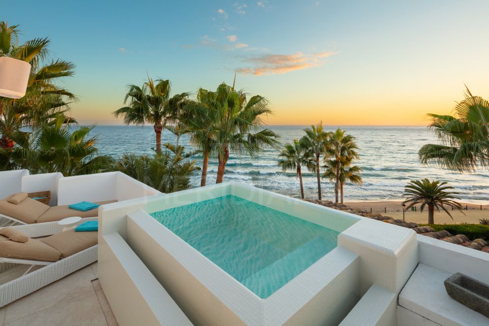 Exclusive beachfront duplex penthouse with breathtaking views for sale in Marina de Puente Romano, Marbella Golden Mile