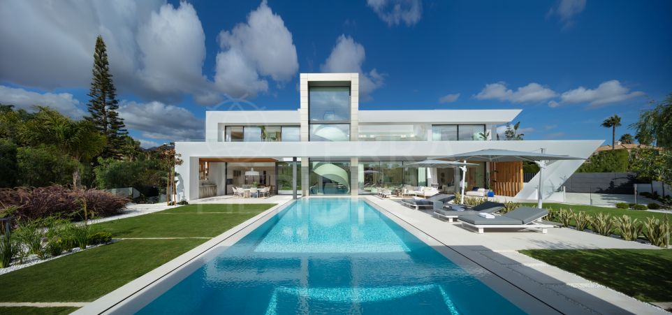 Nueva villa vanguardista junto a la playa con un spa interior en venta en Bahía de Marbella, Marbella Este