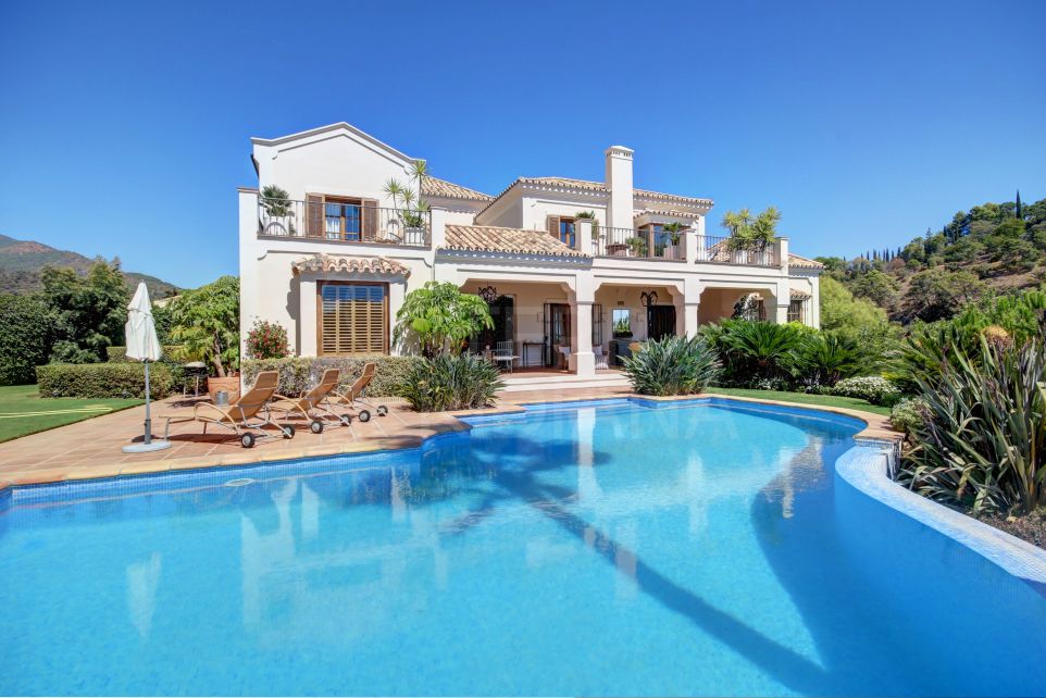 Espectacular villa de lujo de 4 dormitorios con vistas panorámicas al mar en venta en El Madroñal, Benahavis