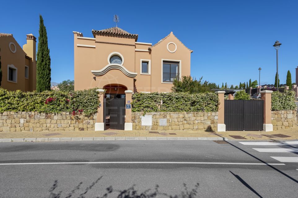 Villa a estrenar de 3 dormitorios con vistas al golf en venta en Azata Golf Villas, Estepona