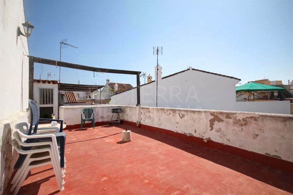 Townhouse for sale with large solarium in Estepona old town, 100 meters from the beach