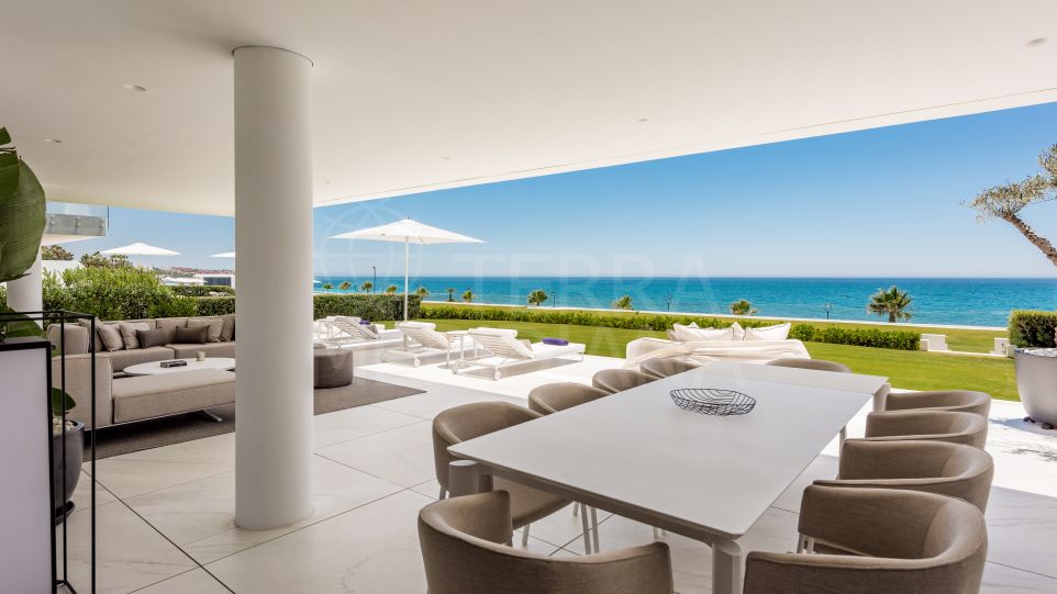 Apartamento en planta baja en primera línea de playa con hipnotizantes vistas al mar en venta en la ultra-exclusiva Emare, Estepona