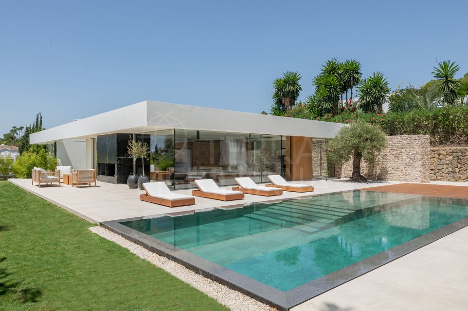 Meticulously refurbished one storey villa with solarium for sale in La Cerquilla, Nueva Andalucia, Marbella