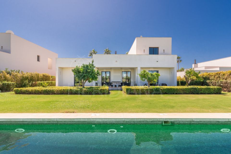 Luxury modern villa with iconic golf course views for sale in Las Cimas, Sotogrande