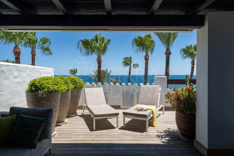Elegantly renovated frontline beach 3 bedroom duplex penthouse for sale in Alcazaba Beach, Estepona