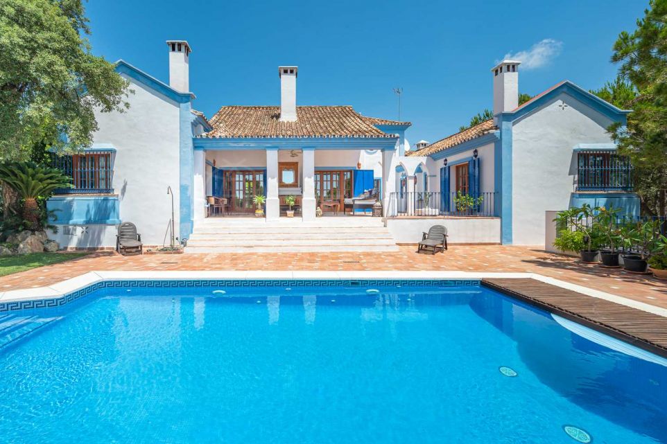 Single storey country style villa on a large plot with mountain views for sale in Monte Mayor, Benahavis