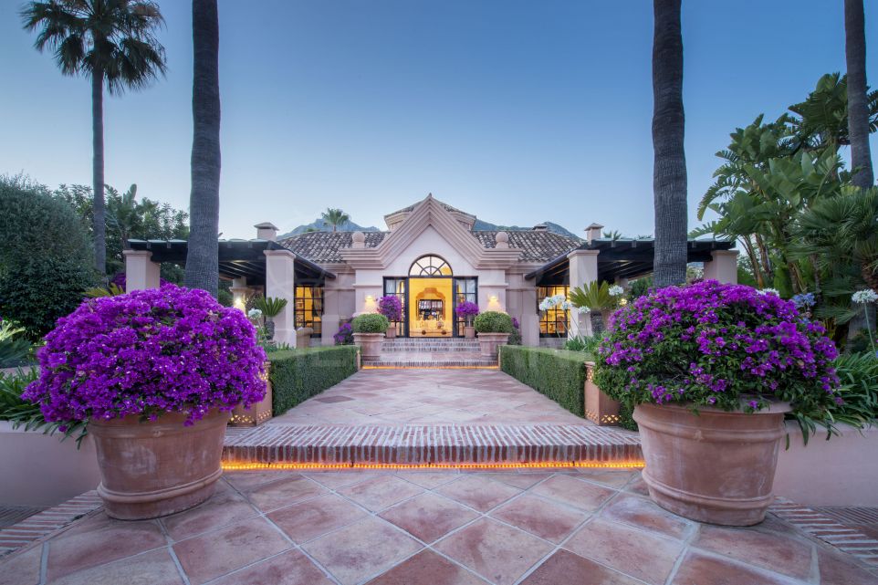 Elegant 3 bedroom villa with sweeping views of the Mediterranean for sale in Sierra Blanca, Marbella Golden Mile