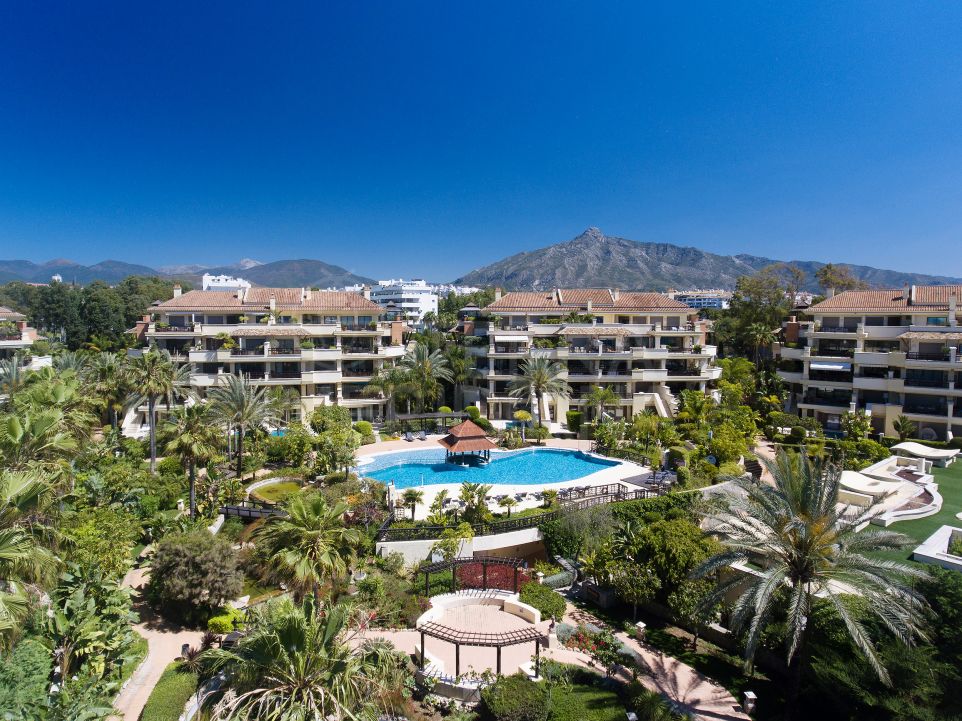 Apartamento dúplex en planta baja elegantemente reformado con piscina privada en venta en Laguna de Banús, Puerto Banús, Marbella