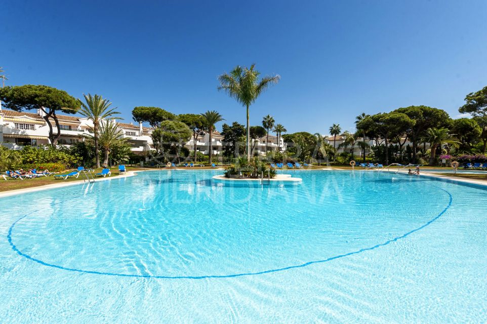 Well maintained 3 bedroom ground floor beachside apartment for sale in El Presidente, New Golden Mile, Estepona
