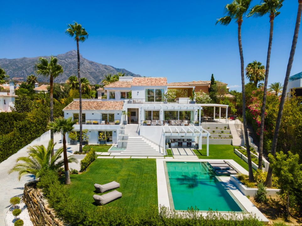 Llamativa villa contemporánea con vistas despejadas al golf en venta en Nueva Andalucía, Marbella