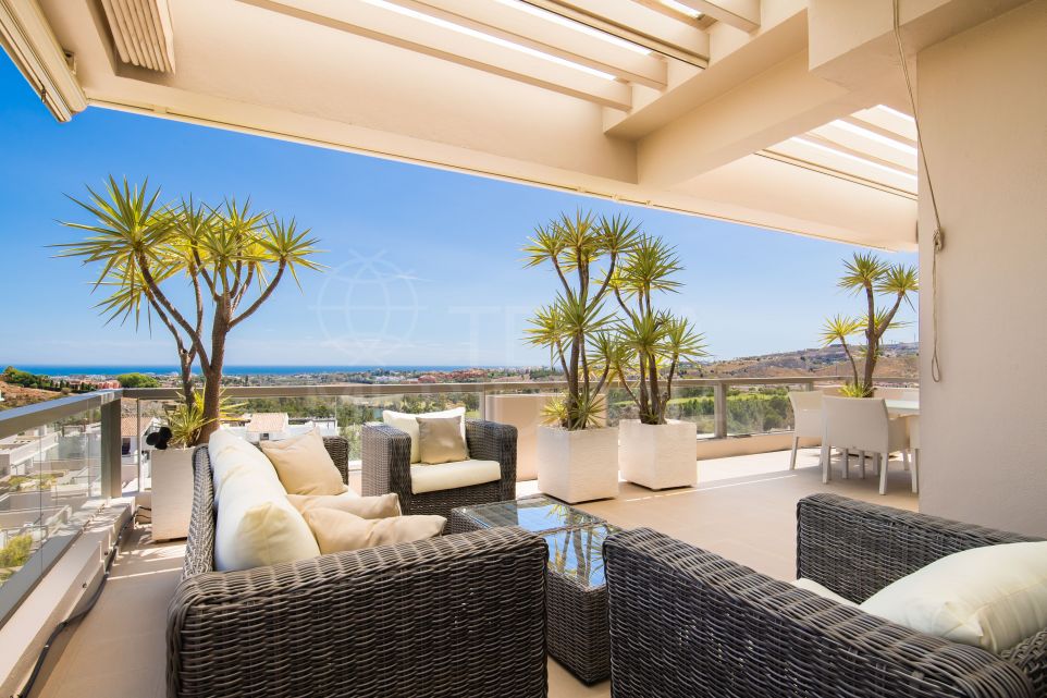 Elegant 3 bedroom luxury penthouse with golf and sea views for sale in Los Arrayanes Golf, Benahavis