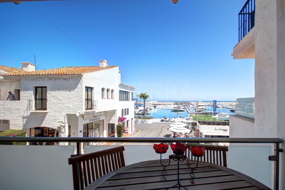 Amplio apartamento mejorado de 2 dormitorios con vistas al mar en venta en Puerto Banús, Marbella