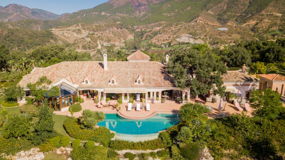 Remarkable Italian style villa with 6 bedrooms and building possibility for sale in La Zagaleta, Benahavis